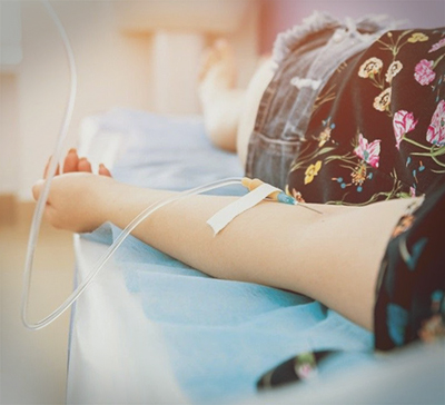 Женщина под капельницей